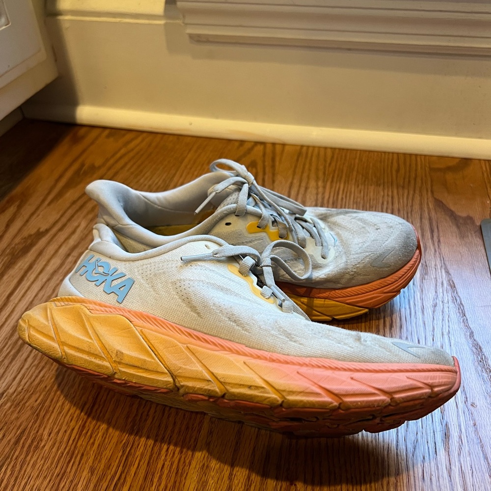 Hoka Women’s Arahi 6 in color Nimbus Cloud/Blanc de Blanc